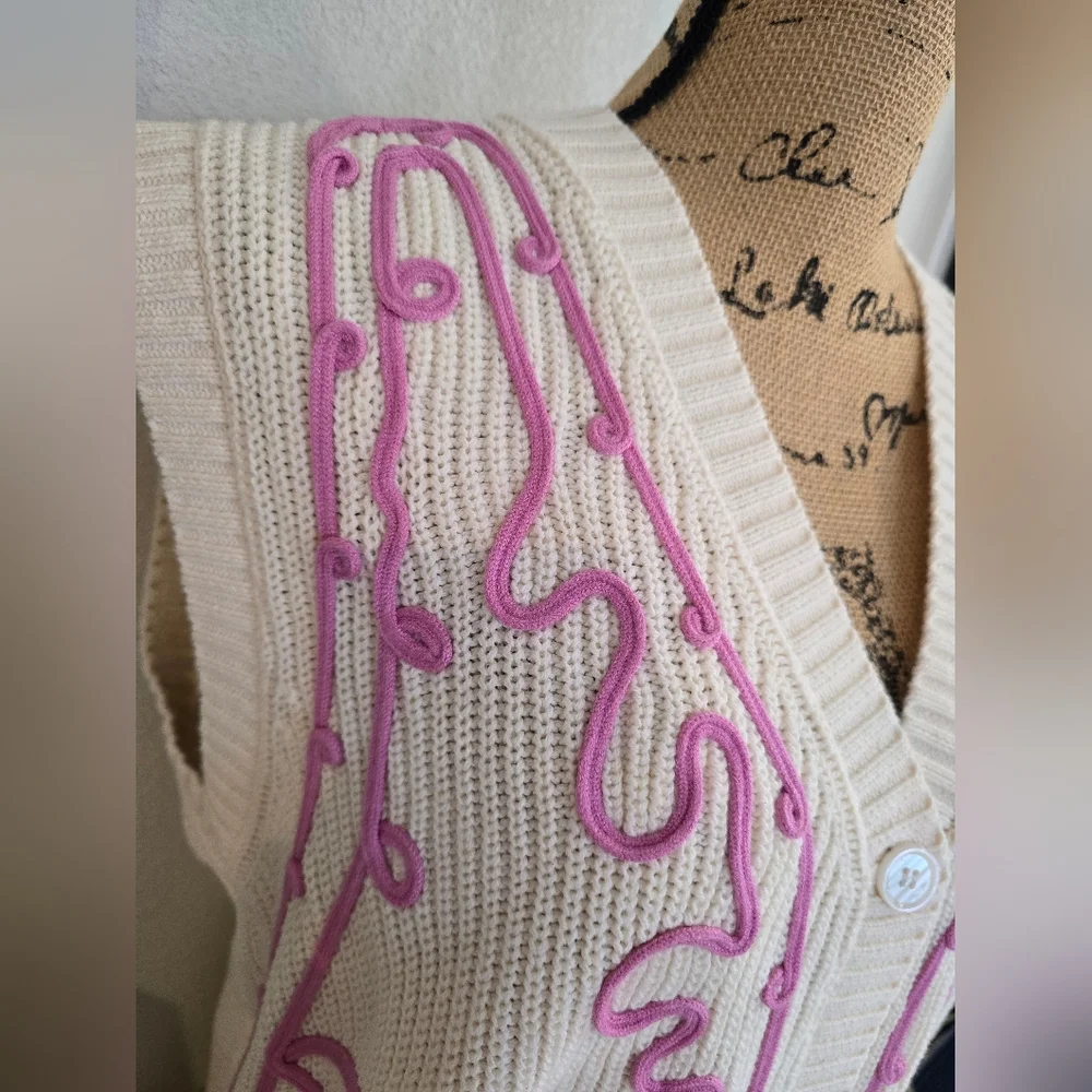 Lalavon NWT Women's Cream and Pink Embroidered V Neck Button Front Sweater Vest - Picture 11 of 14